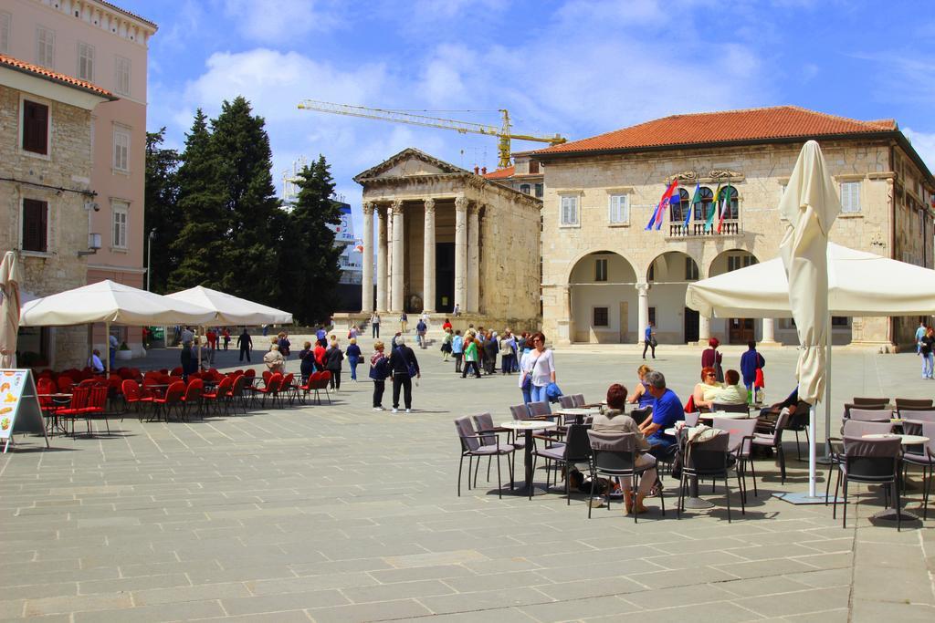 Center & * Pula